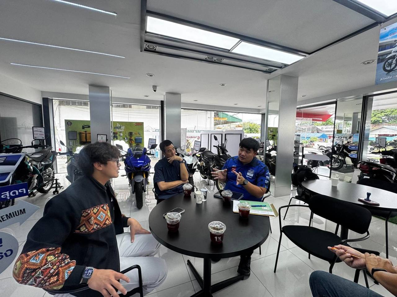 ทีม 1% คุยดีลกับทีม Yamaha ที่โชว์รูม